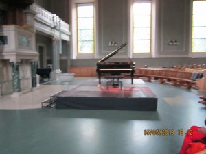 Der Flügel ist bereit in der Kirche Neumünster in Zürich